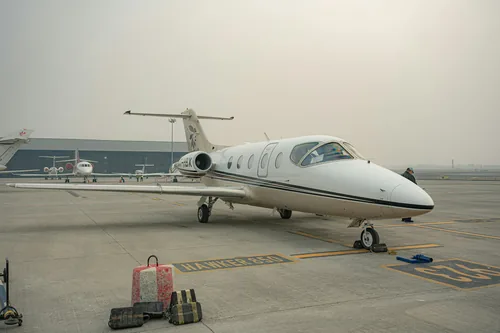 Jato executivo branco no pátio do aeroporto