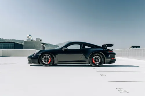 Porsche 911 preto em terraço de concreto branco