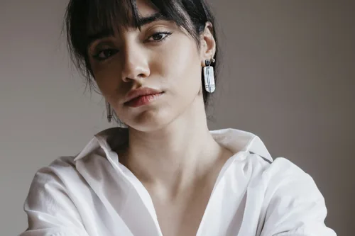 Mulher de camisa branca em retrato elegante