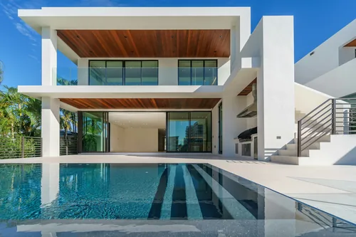 Casa moderna branca com piscina e deck de madeira
