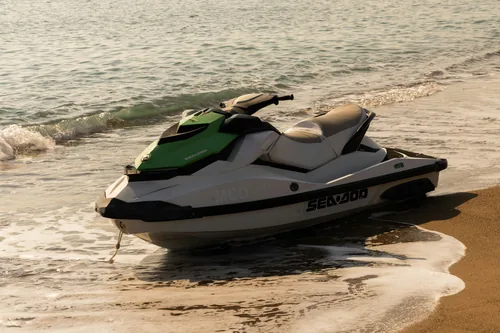 Jet ski novo parado na areia, à beira-mar