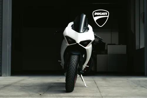 Moto esportiva Ducati branca dentro da loja