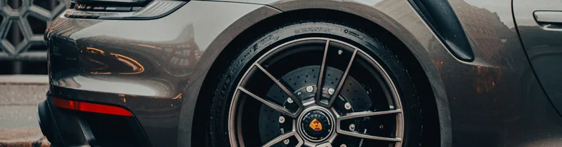 Roda e para-lama traseiro de um Porsche 911 cinza