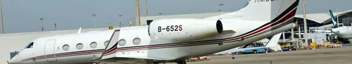 Jato executivo branco no aeroporto