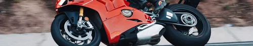 Moto esportiva vermelha em movimento na estrada