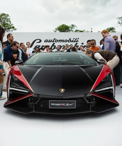 Lamborghini Revuelto preta e vermelha cercada de pessoas no lançamento